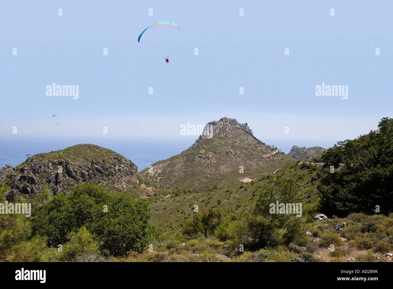 I parapendii vicino alle rovine di San Hilarion Castello nella Repubblica Turca di Cipro Foto Stock