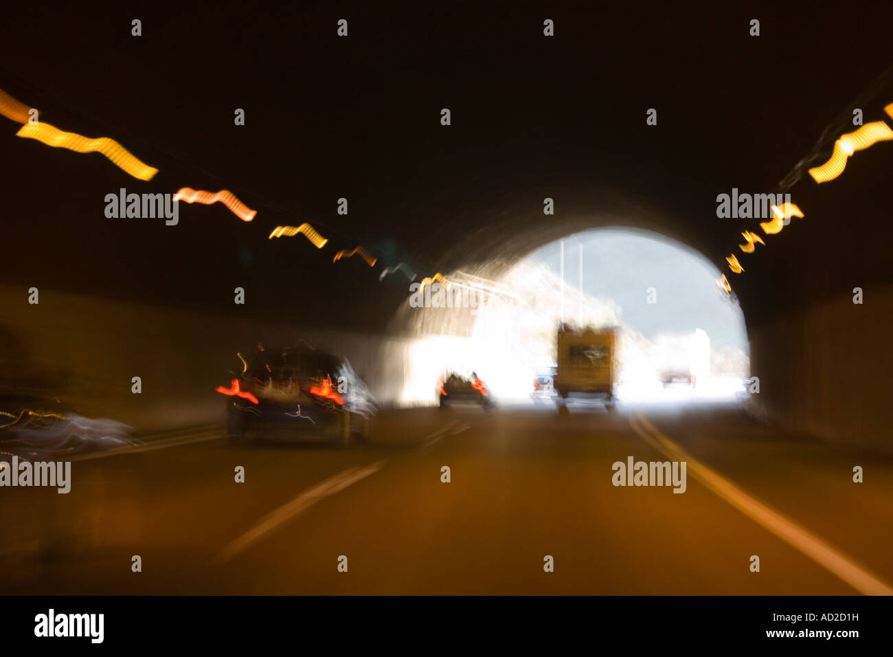 Guida di traffico al di fuori del tunnel Foto Stock