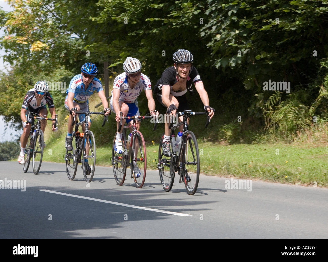 Quattro i ciclisti in bici da corsa su strada Wales UK Foto Stock