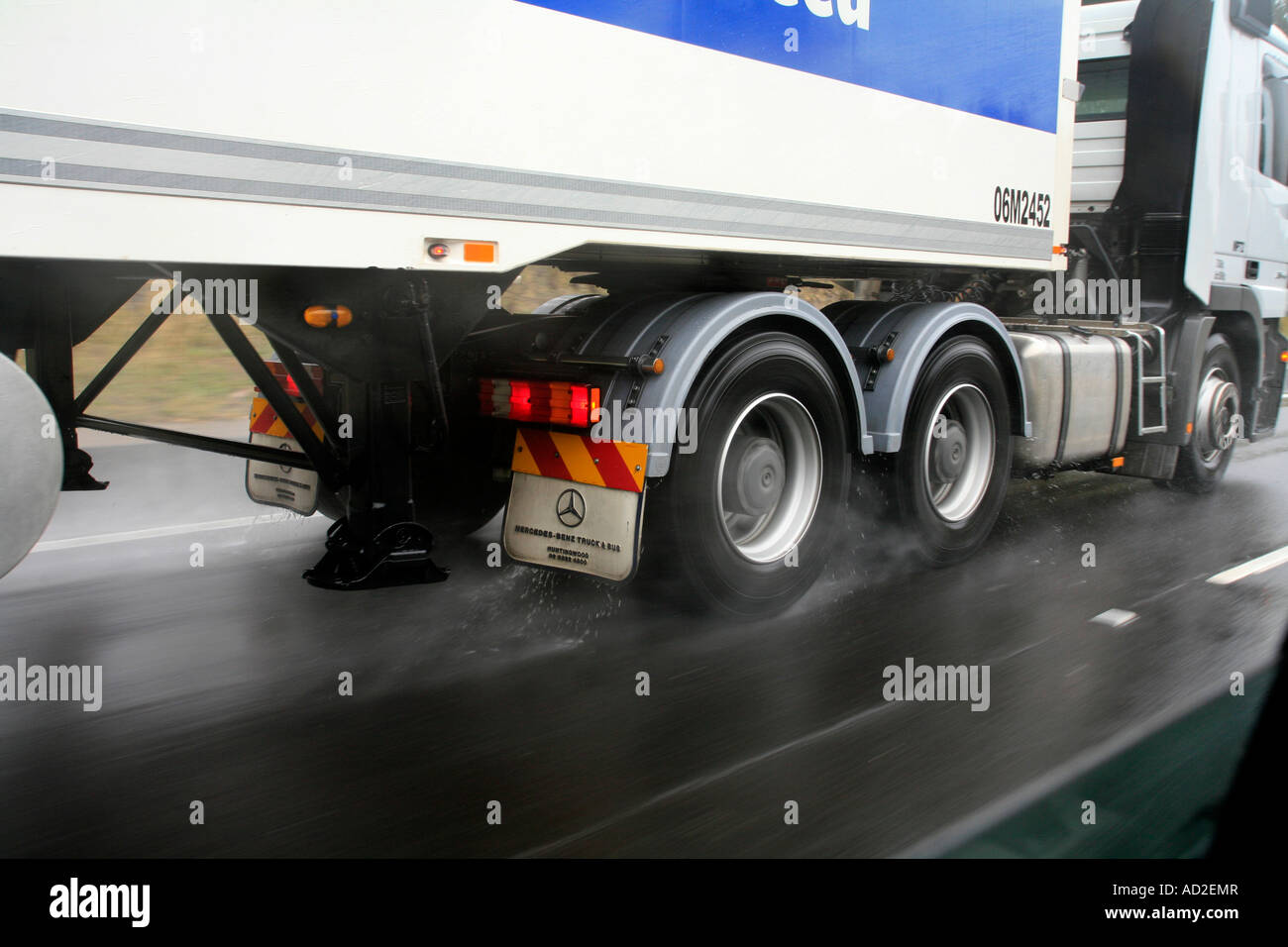 I pneumatici di una Mercedes prime mover colpire l'autostrada durante heavy rain Foto Stock