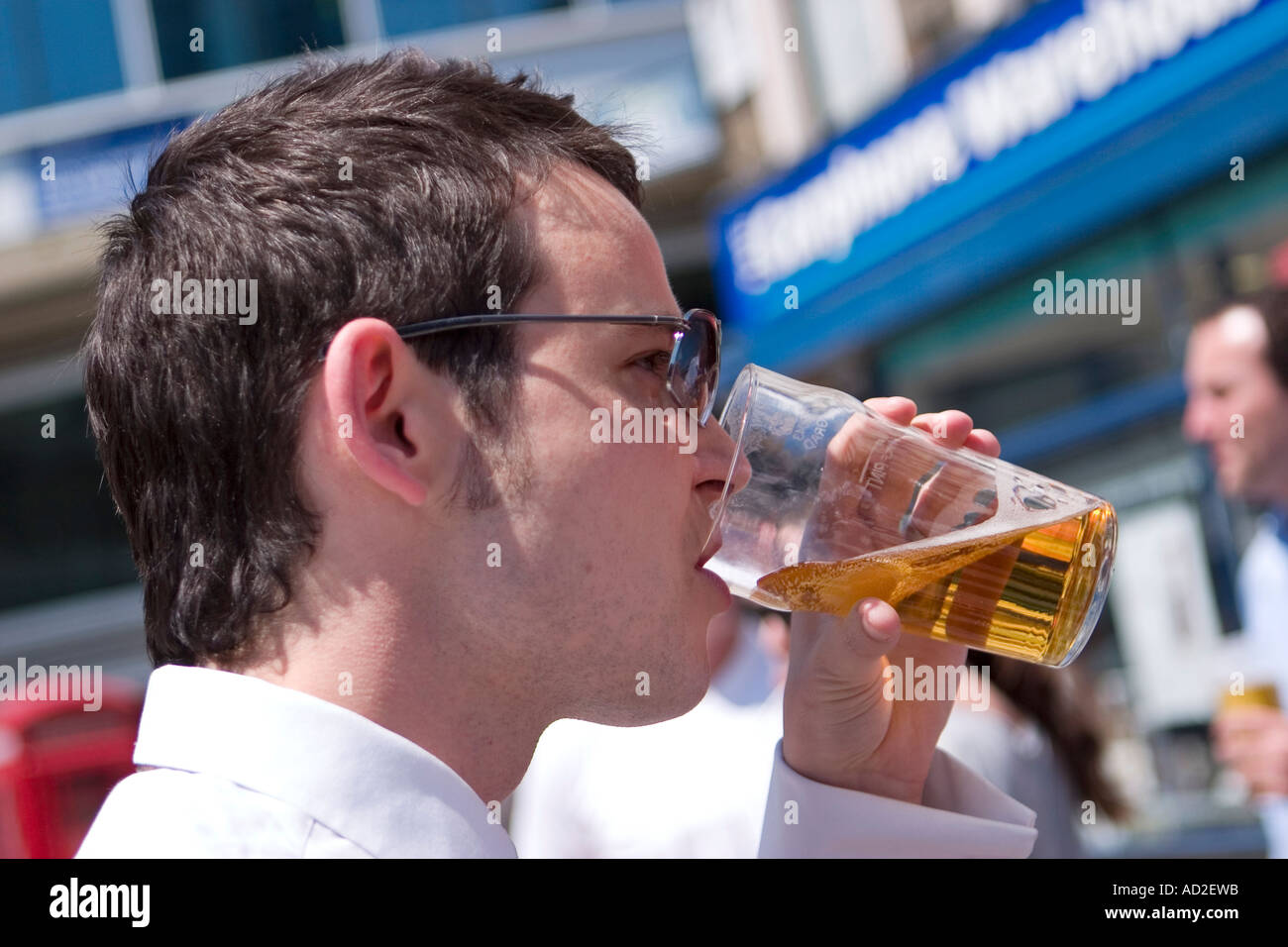 Giovane imprenditore gode di una bevanda a pranzo nella città di Londra Foto Stock