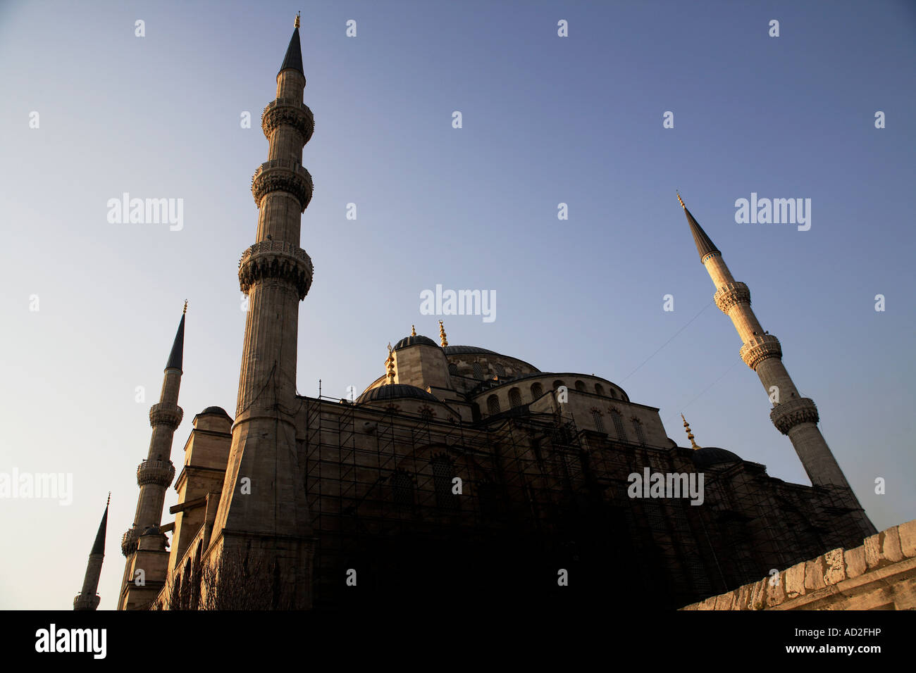 La Moschea Blu di Istanbul con il cielo azzurro e la luce della sera Foto Stock