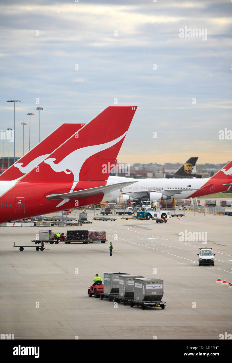 Qantas jumbo jet e il nolo aereo cargo contenitori all'maitenance depot a Sydney Foto Stock