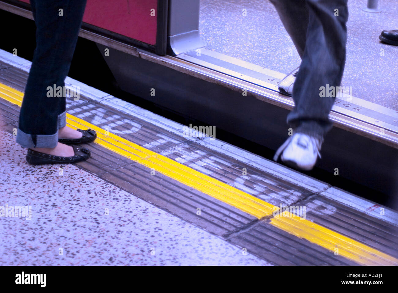 Giovane uomo passi fuori il tubo di treno sulla metropolitana di Londra platform Foto Stock