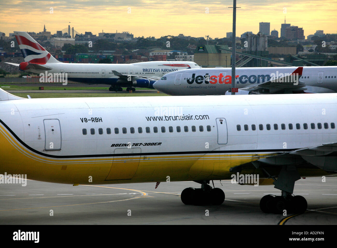 British Airways nazionale australiana Jetstar carrier e Brunei Air Passenger jet line-up di decollare in Sydney Aeroporto mascotte Foto Stock