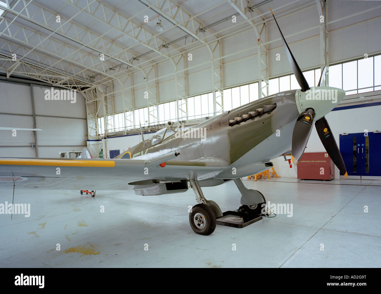 Seconda guerra mondiale Spitfire fighter aircraft in Biggin Hill heritage hangar, Biggin Hill, Kent, Inghilterra, Regno Unito. Foto Stock