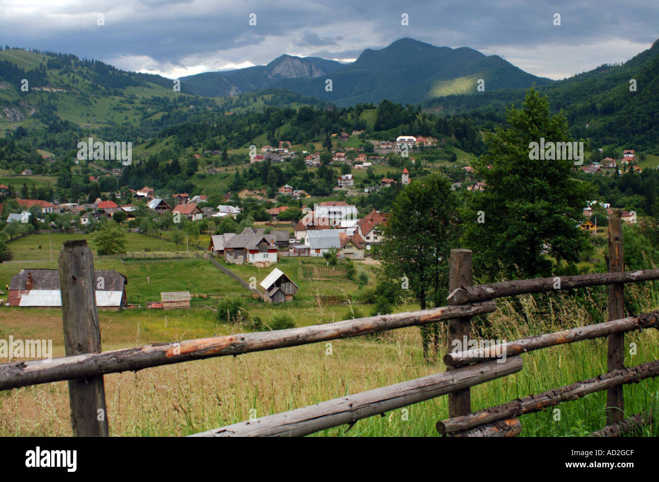 Podu Dambovitei villaggio nei pressi di Piatra Craiului Montagne dei Carpazi 177 Km da Bucharest Romania Europa Foto Stock