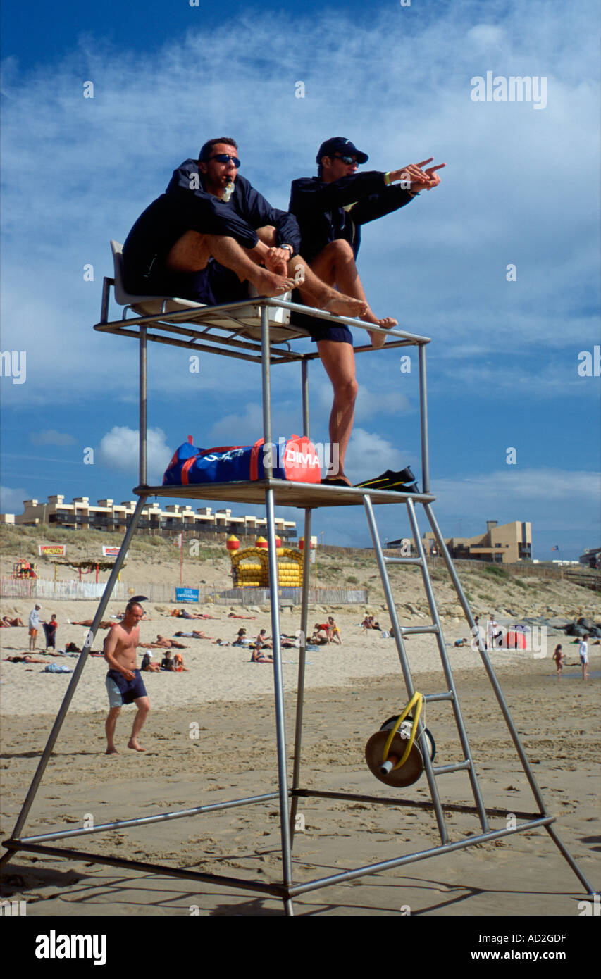 Lifesavers gridare istruzioni per i bagnanti in Lacanau Ocean Nr Bordeaux Francia Europa UE Foto Stock