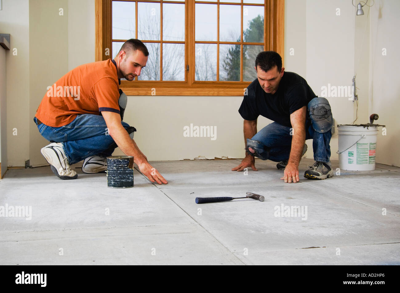 Lavoratori edili posa sottopavimento Foto Stock