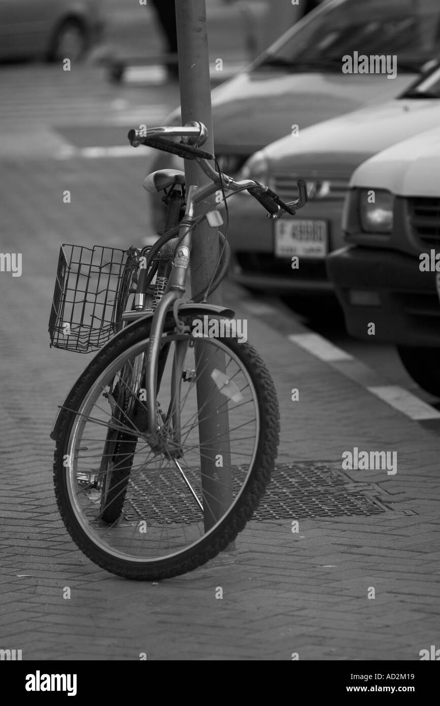 Noleggio auto e raffigurante il trasporto alternativo bianco nero Foto Stock