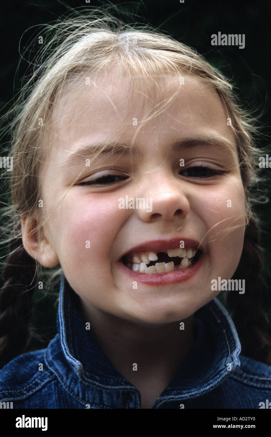 Giovane ragazza che mostra lo sviluppo di denti Foto Stock