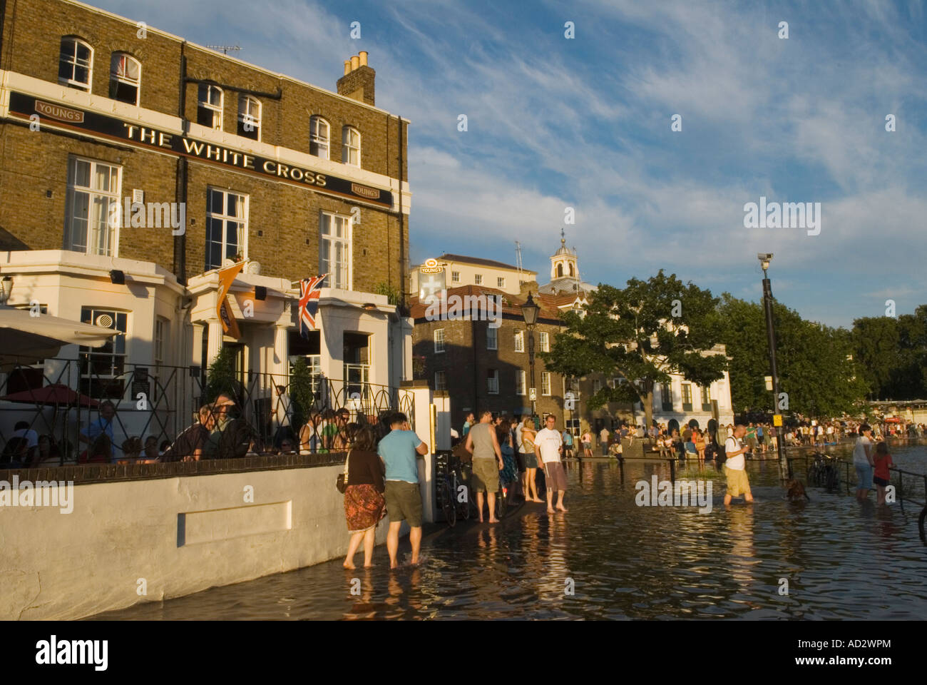Richmond upon Thames Surrey England White Cross Public House fiume Tamigi inondando persone che camminano sul Tamigi in acqua. HOMER SYKES anni '2007 2000 Foto Stock
