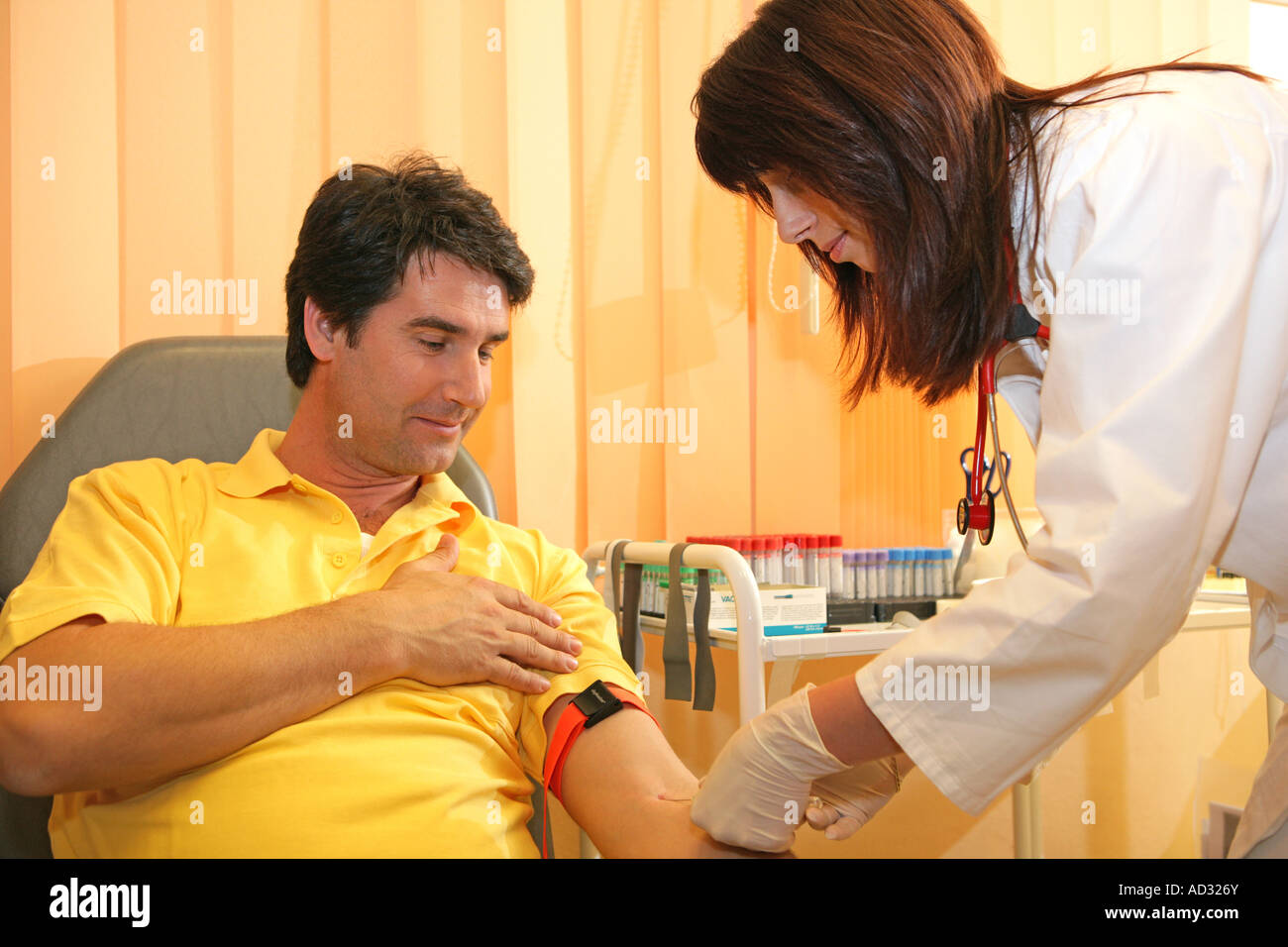 Medico donna prendendo campione di sangue dal paziente in ospedale Foto Stock