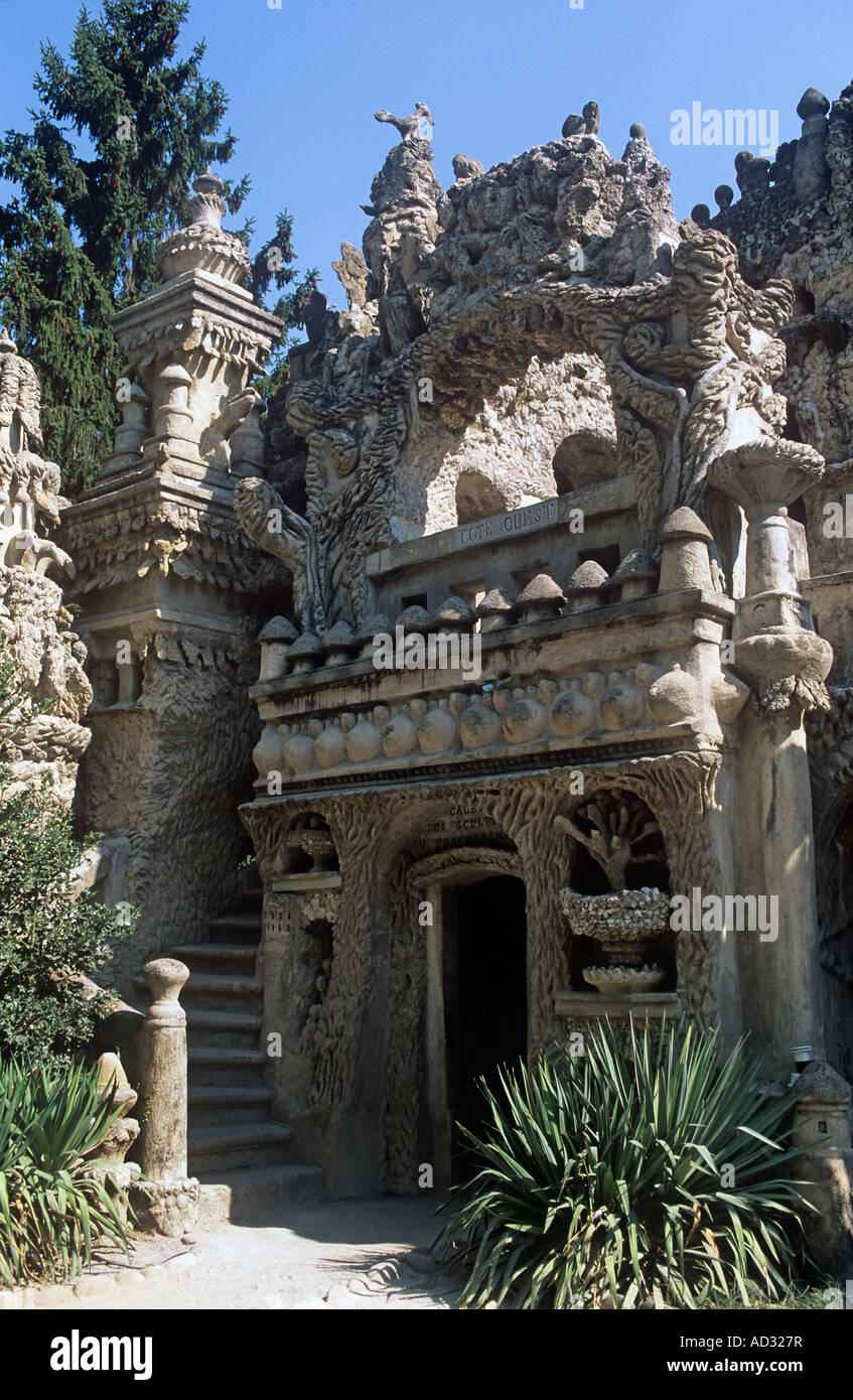 Fantasiosa giganti, templi, gli uccelli e le bestie adornano l'ideale palazzo costruito da rurale postino Ferdinand Cheval in Hauterives, Francia Foto Stock