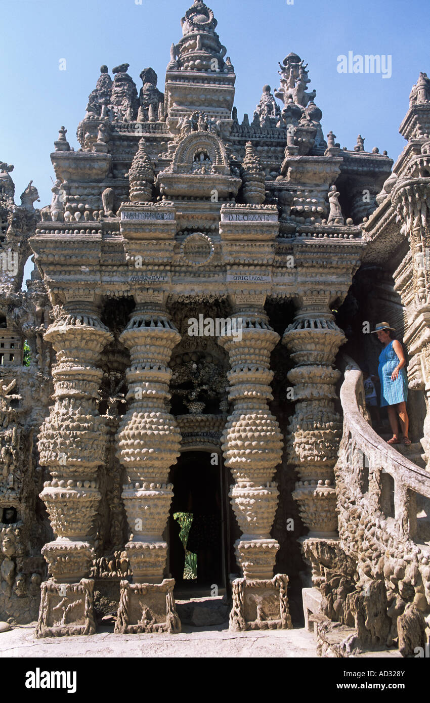 Fantasiosa giganti, templi, gli uccelli e le bestie adornano l'ideale palazzo costruito da rurale postino Ferdinand Cheval in Hauterives, Francia Foto Stock