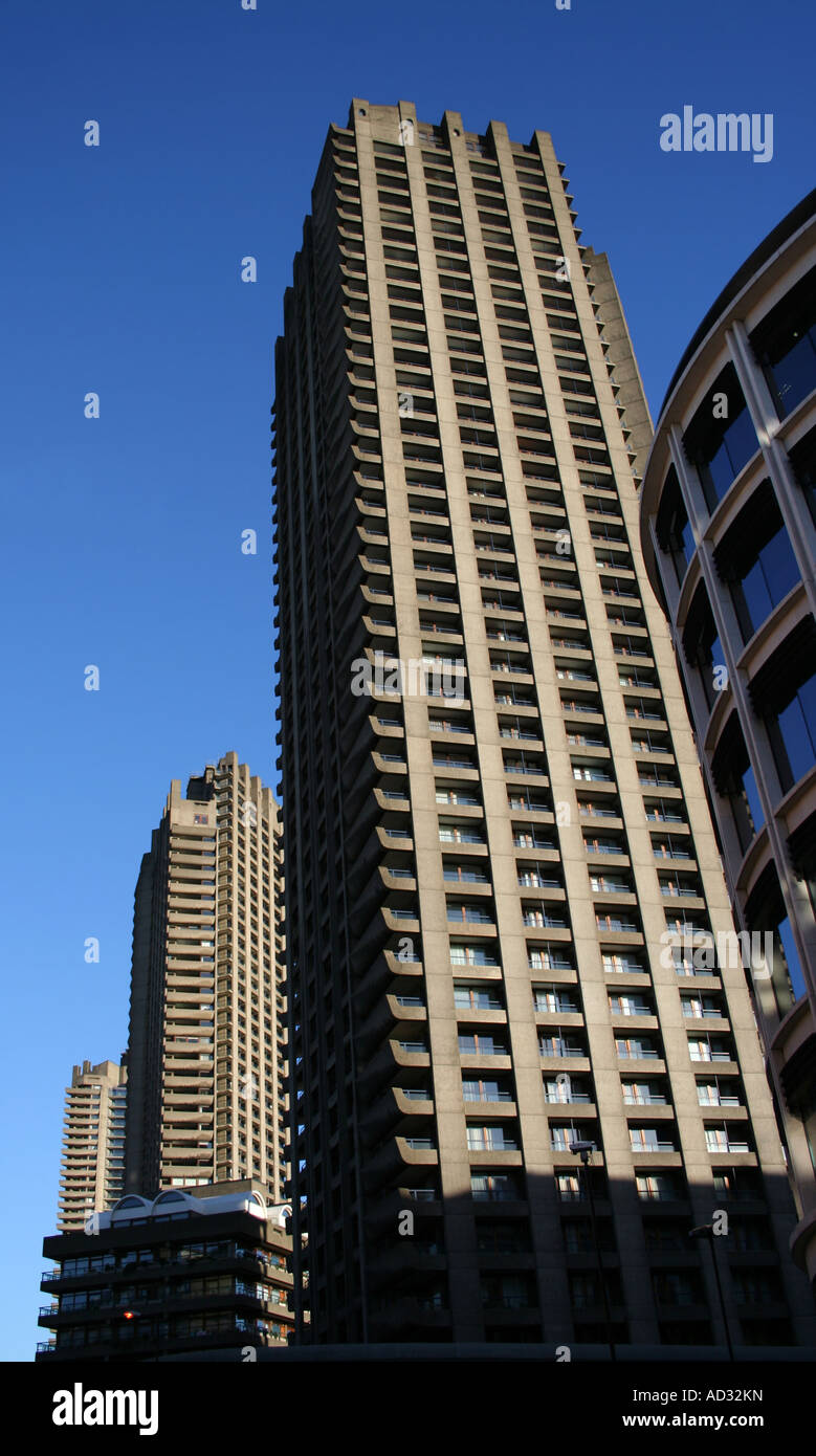 Lauderdale tower Barbican con torre di Shakespeare e Cromwell Barbican Londra Agosto 2007 Foto Stock