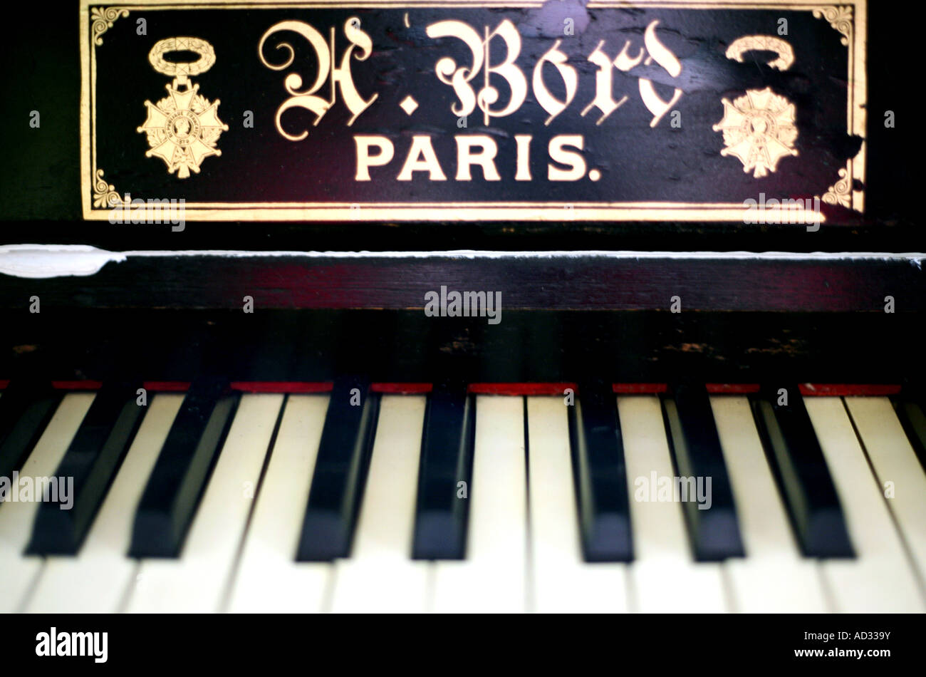 Vintage pianoforte verticale realizzato a Parigi Foto stock - Alamy