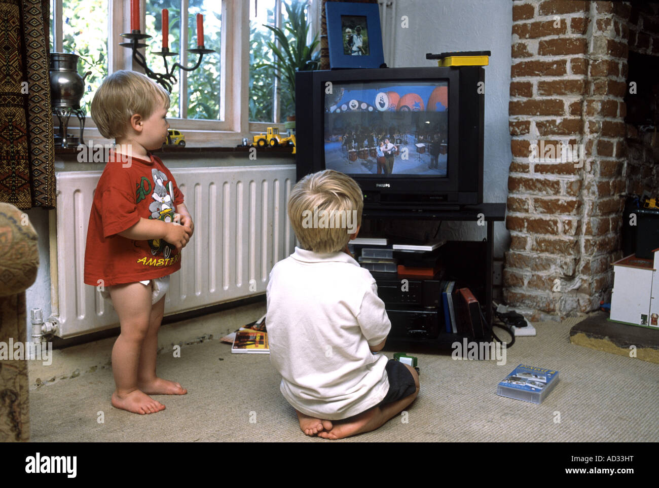 Due fratelli di guardare la televisione Foto Stock