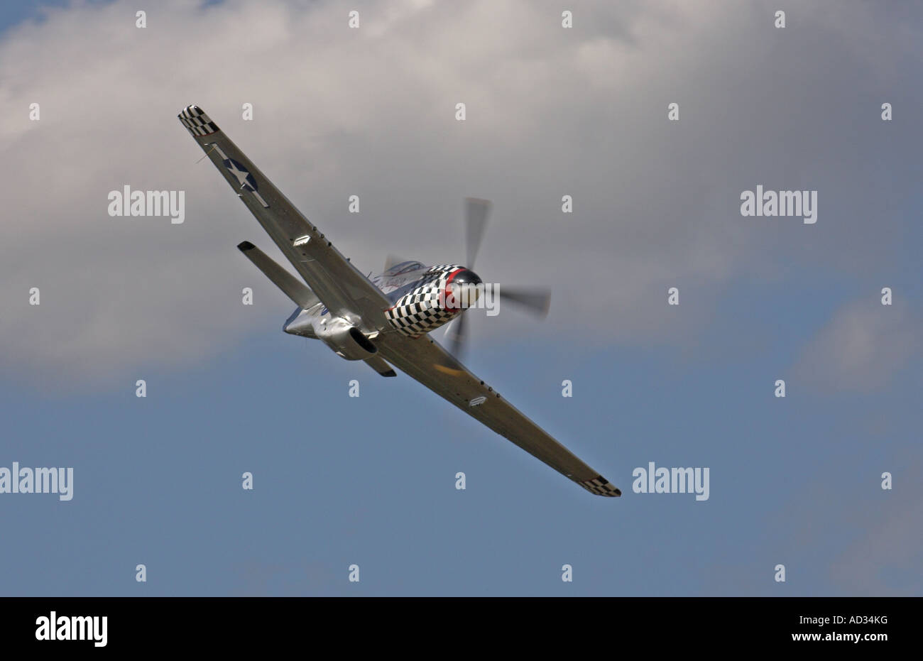 Gli aeromobili del Commonwealth Corp CA-18 Mk22 Mustang (Nord America) P-51D in volo a Breighton Airfield Foto Stock