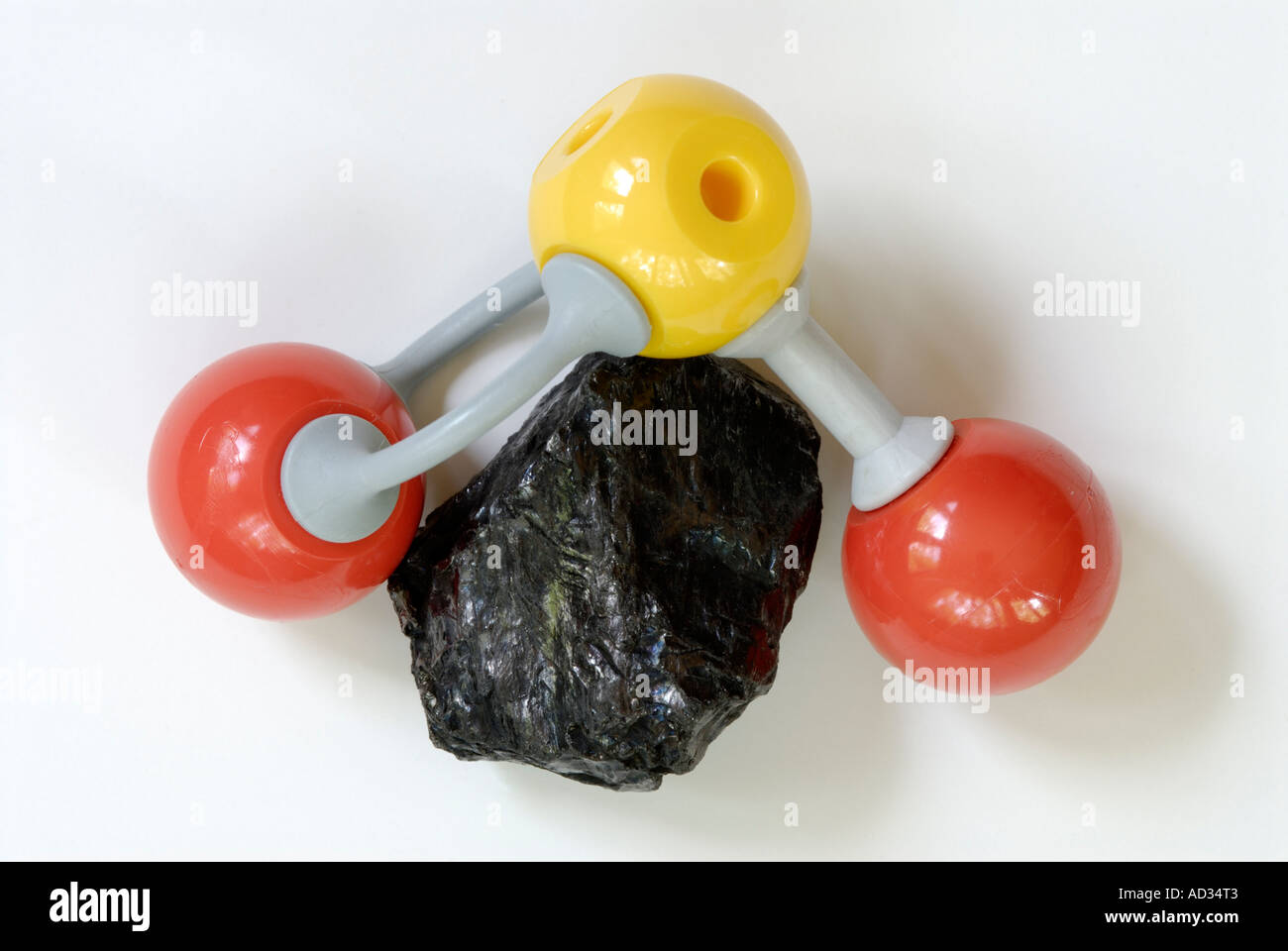 Biossido di zolfo modello molecolare con un pezzo di carbone Foto Stock