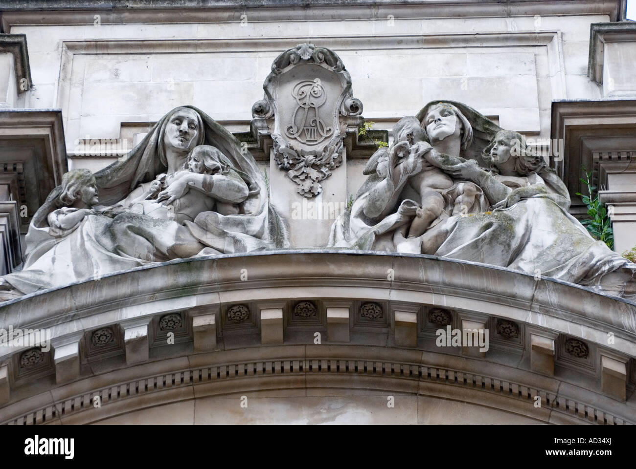 Scultura di Alfred Drury sulla vecchia guerra Edificio per uffici in Horse Guards Avenue, London, England, Regno Unito Foto Stock
