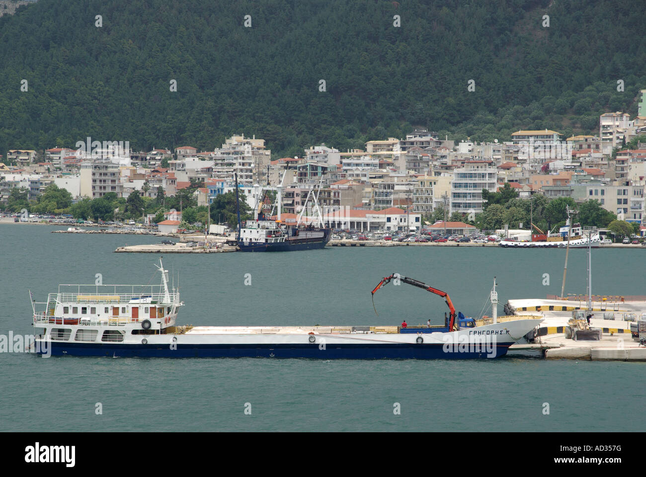 Porto di Igoumenitsa vista generale di una parte della zona portuale con la città al di là Foto Stock
