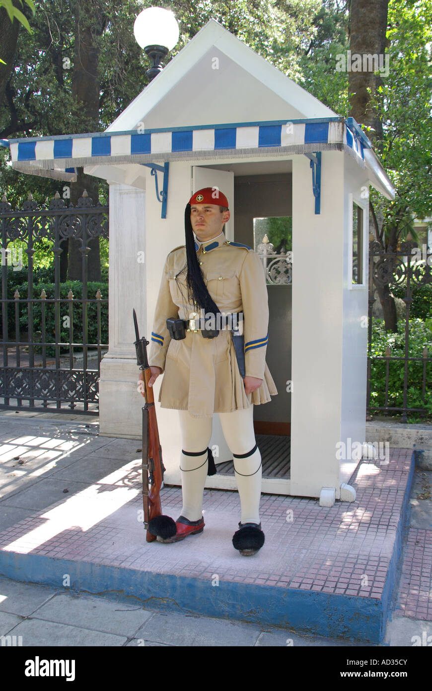 Athens elite cerimoniale di guardia al di fuori del Palazzo Presidenziale Evzone garitta Foto Stock