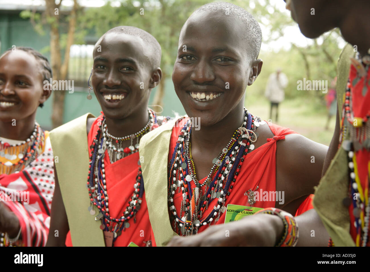 Gli studenti e i familiari alla prima laurea di Koiyaki scuola guida, il Masai Mara, Kenya Foto Stock