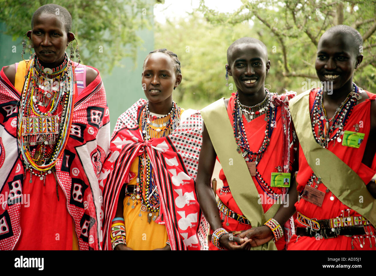 Gli studenti e i familiari alla prima laurea di Koiyaki scuola guida, il Masai Mara, Kenya Foto Stock