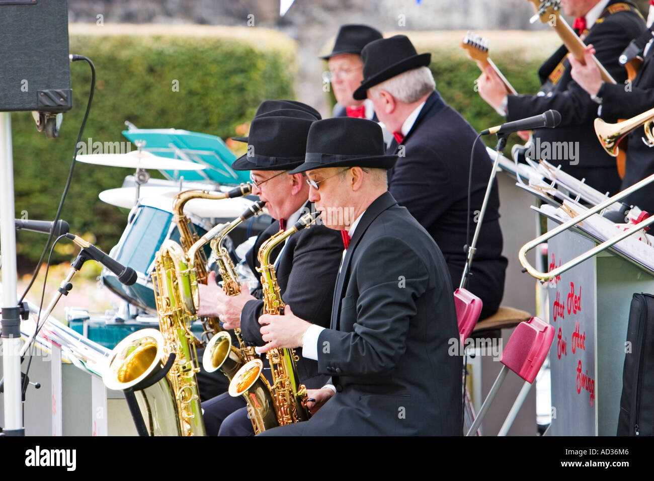 1940's Red Hot Swing big band jazz sassofono sezione alla rievocazione storica weekend Foto Stock