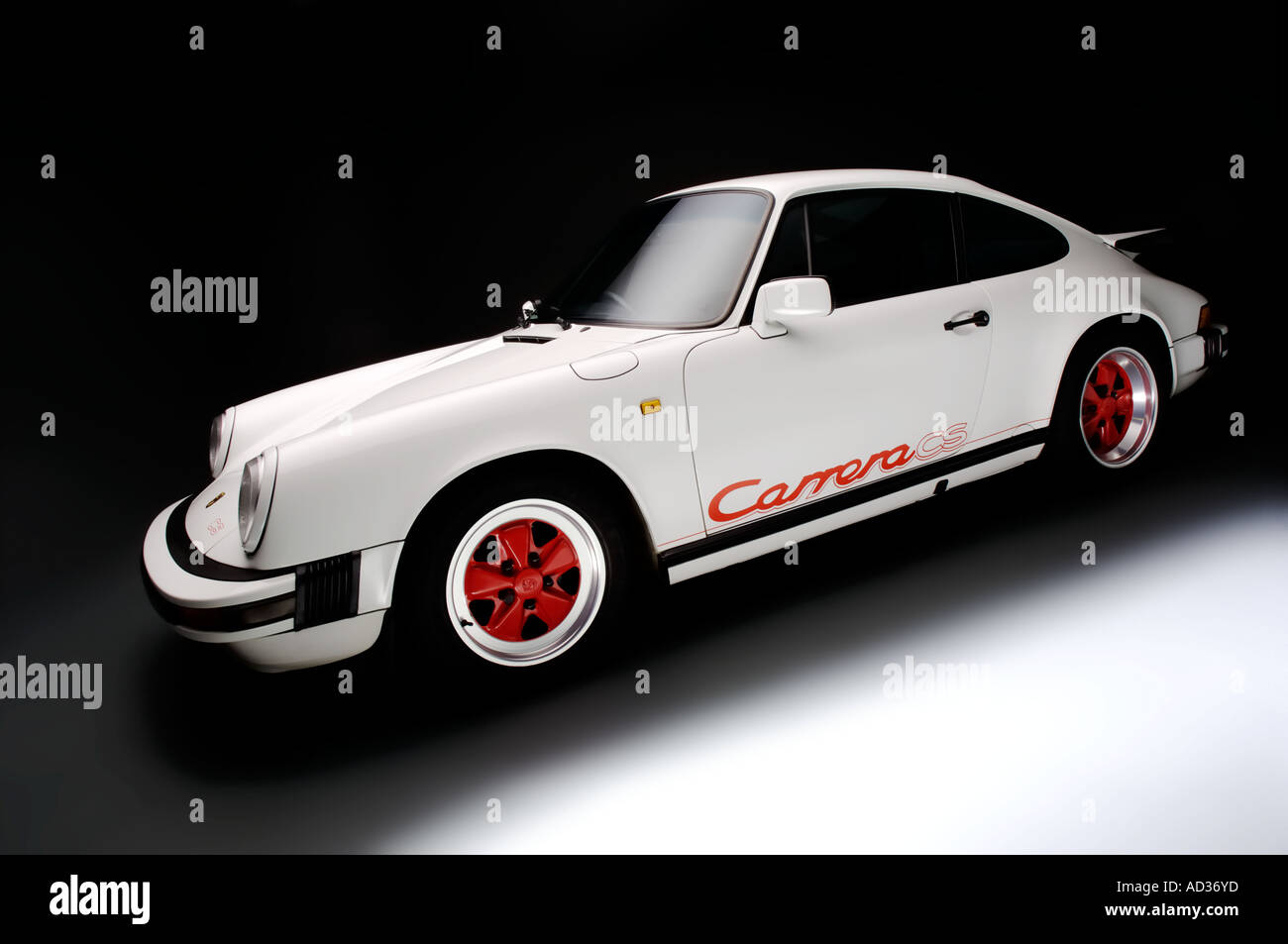Porsche 911 Carrera Club Sport in bianco - Anteriore sinistro tre quarti di  profilo Foto stock - Alamy