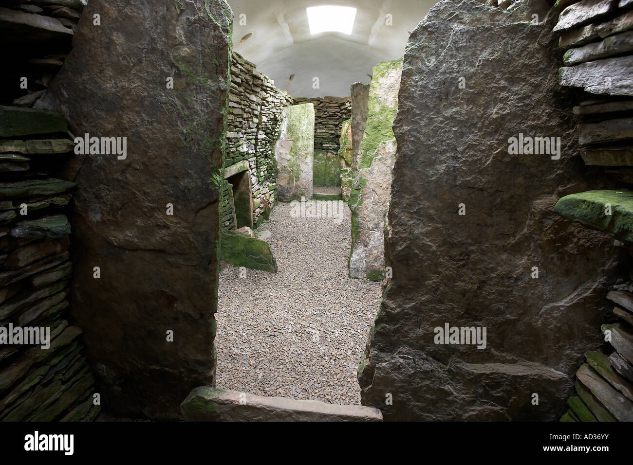 All'interno del neolitico Unstan chambered sepoltura cairn Isole Orcadi Scozia UK Foto Stock