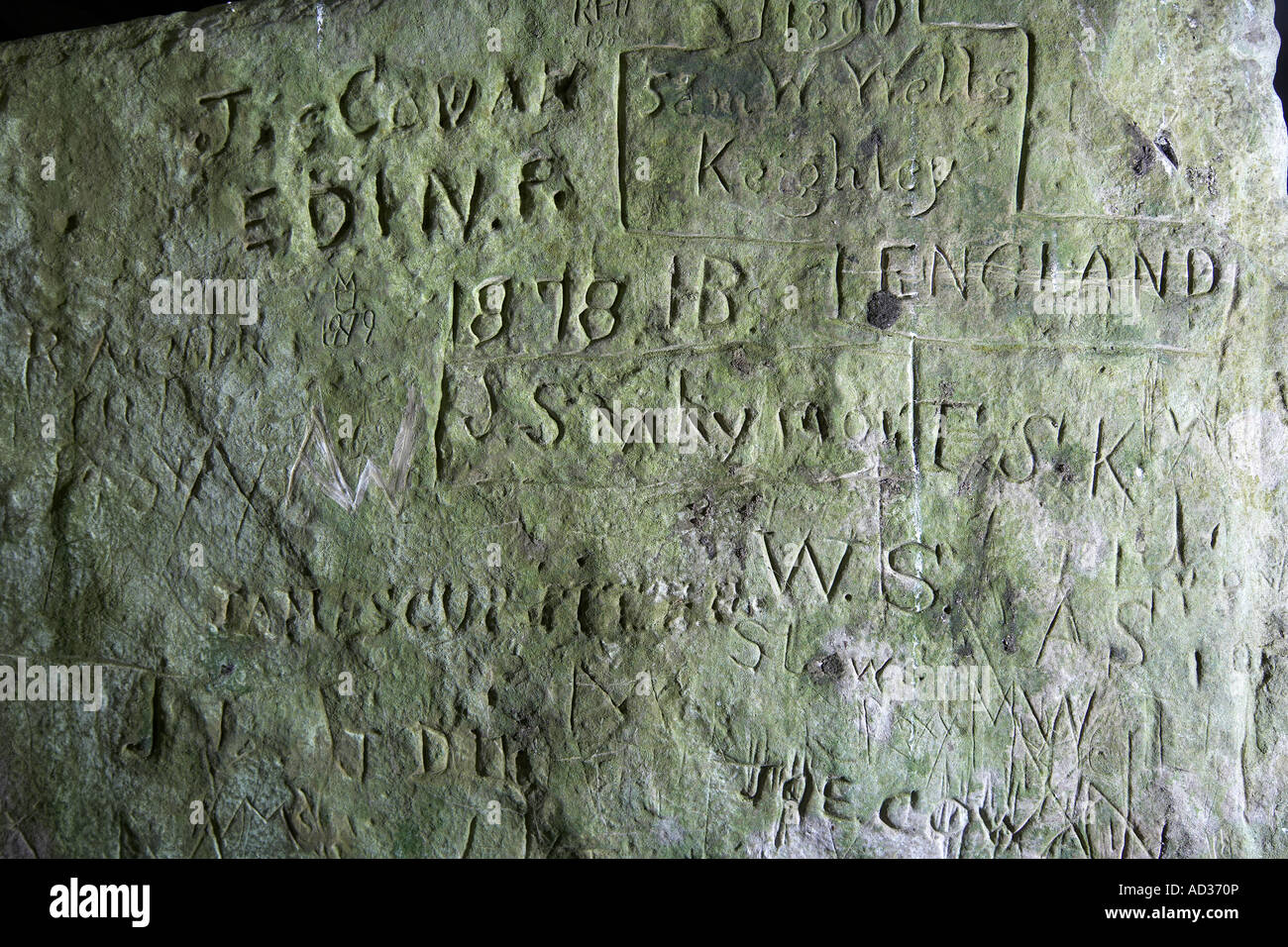 Graffiti all'interno della sepoltura del neolitico Unstan chambered cairn Isole Orcadi Scozia UK Foto Stock