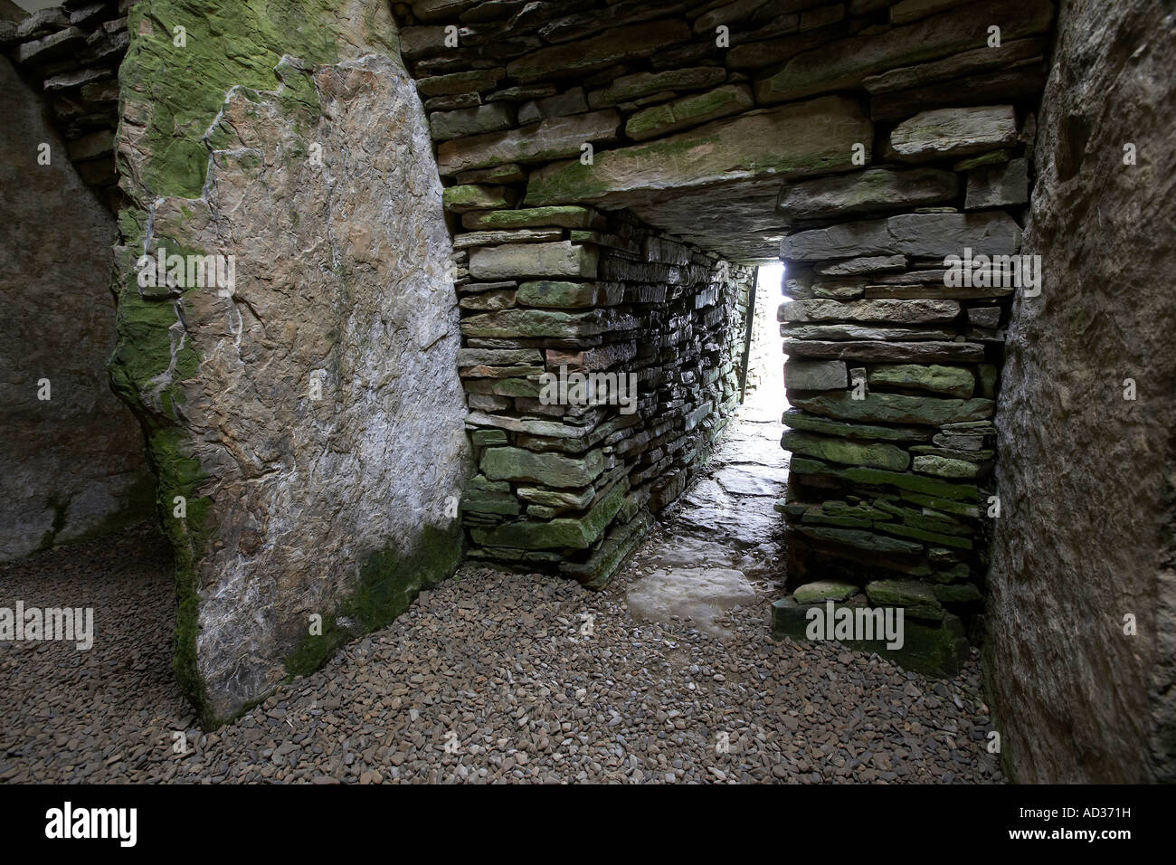 Il passaggio di entrata all'interno della sepoltura del neolitico Unstan chambered cairn Isole Orcadi Scozia UK Foto Stock