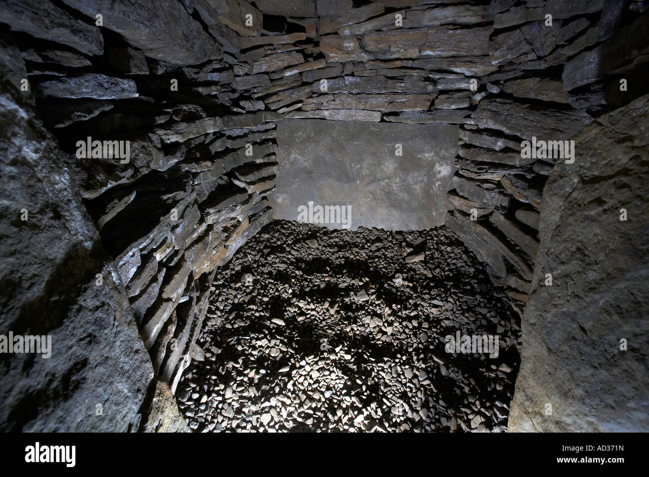 Uno dei lati di camere funerarie all'interno della sepoltura del neolitico Unstan chambered cairn Isole Orcadi Scozia UK Foto Stock