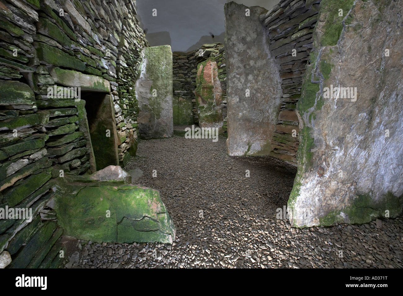 All'interno della sepoltura del neolitico Unstan chambered cairn Isole Orcadi Scozia UK Foto Stock