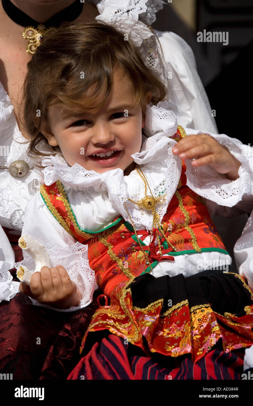 Bambino in costume tradizionale alla Festa di Sant'Efisio a Cagliari  Sardegna Italia Foto stock - Alamy