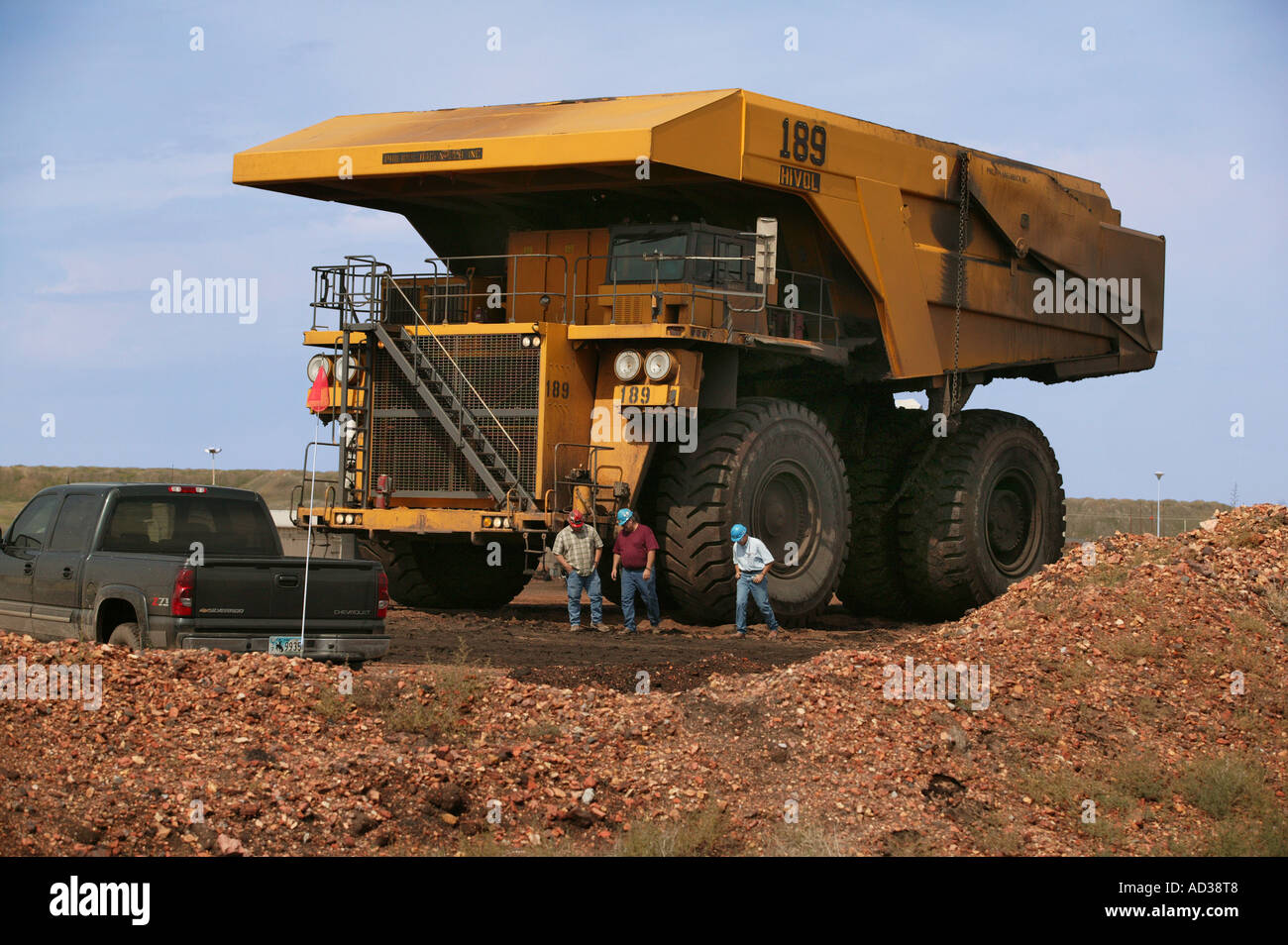 Massive autocarro con cassone ribaltabile con persone e pickup truck davanti al Black Thunder miniera di carbone nei pressi di Gillette, Wyoming negli Stati Uniti. Foto Stock