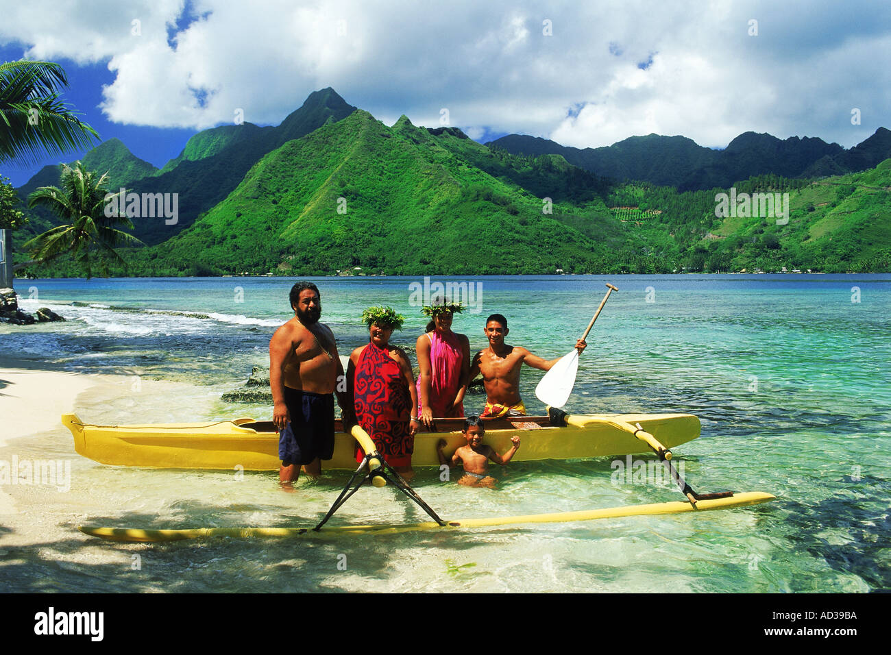 Il tahitiano famiglia con le loro canoe outrigger a Opunohu a Moorea Foto Stock