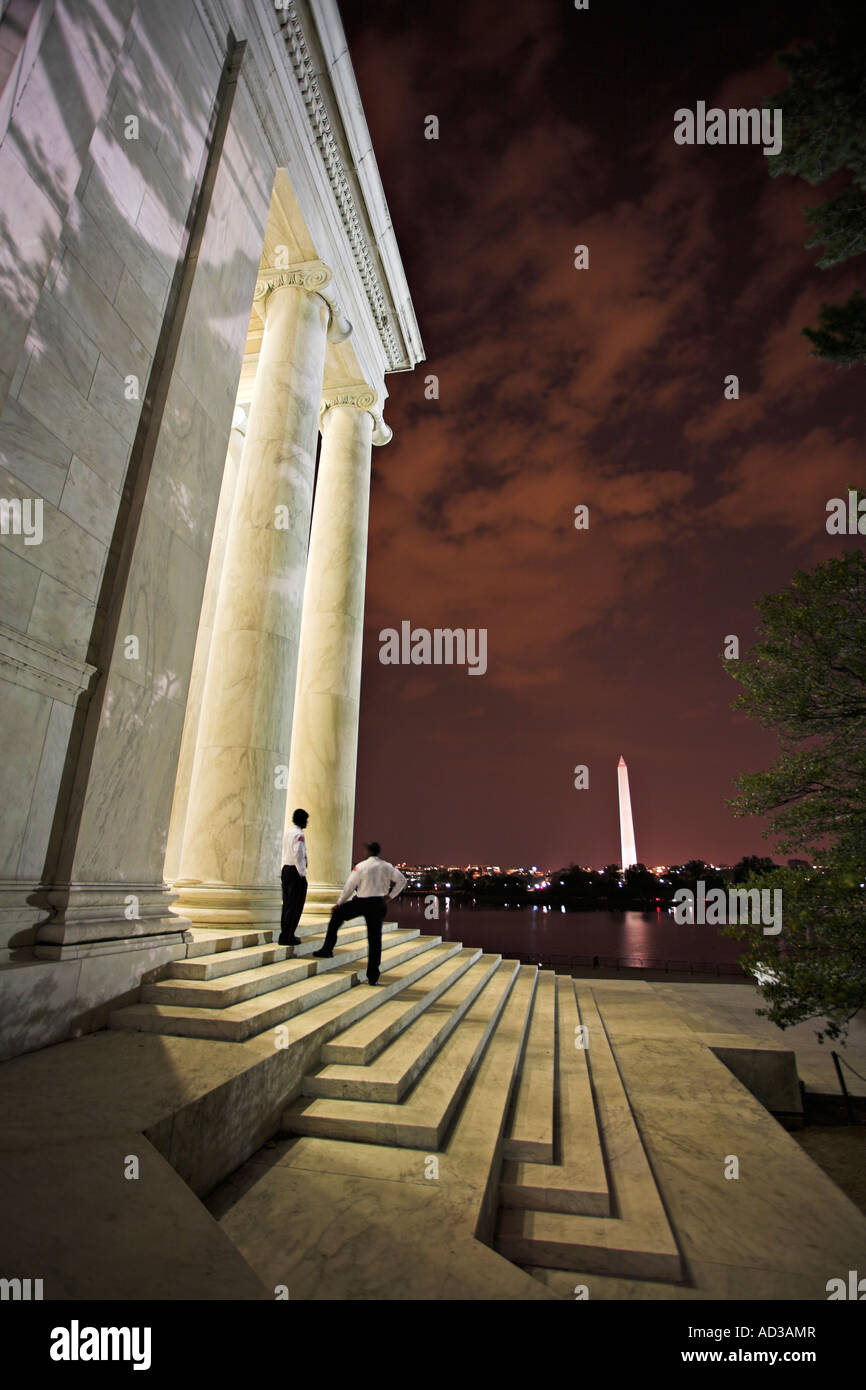 Il Monumento a Washington dal Jefferson monumento di notte con le protezioni tenendo nella vista Foto Stock