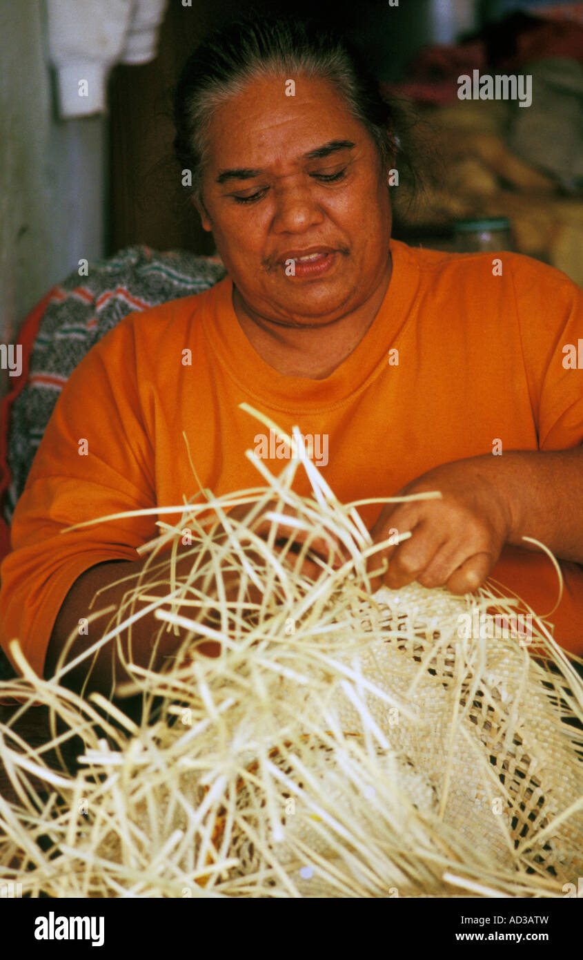 Donna fare chapeau niau, rurutu, Tahiti Foto Stock