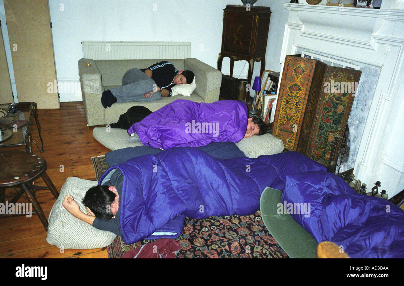 Persone che dormono sul pavimento immagini e fotografie stock ad alta  risoluzione - Alamy