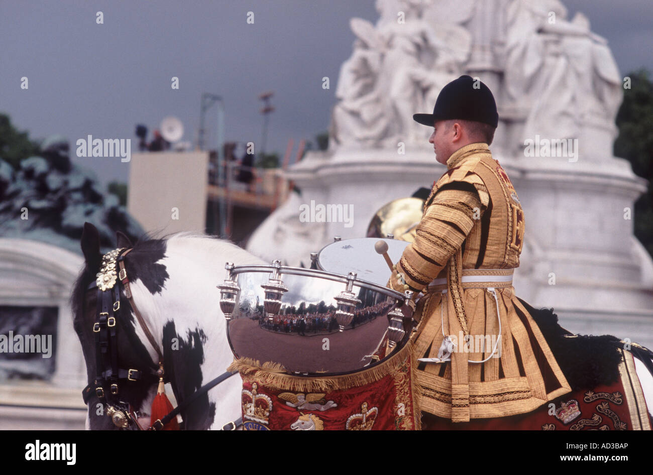 Membro della famiglia montato Cavalleria Regimental Band con bollitore tamburo sul tamburo di Clydesdale Horse, Trooping il colore 2007, Londra Foto Stock
