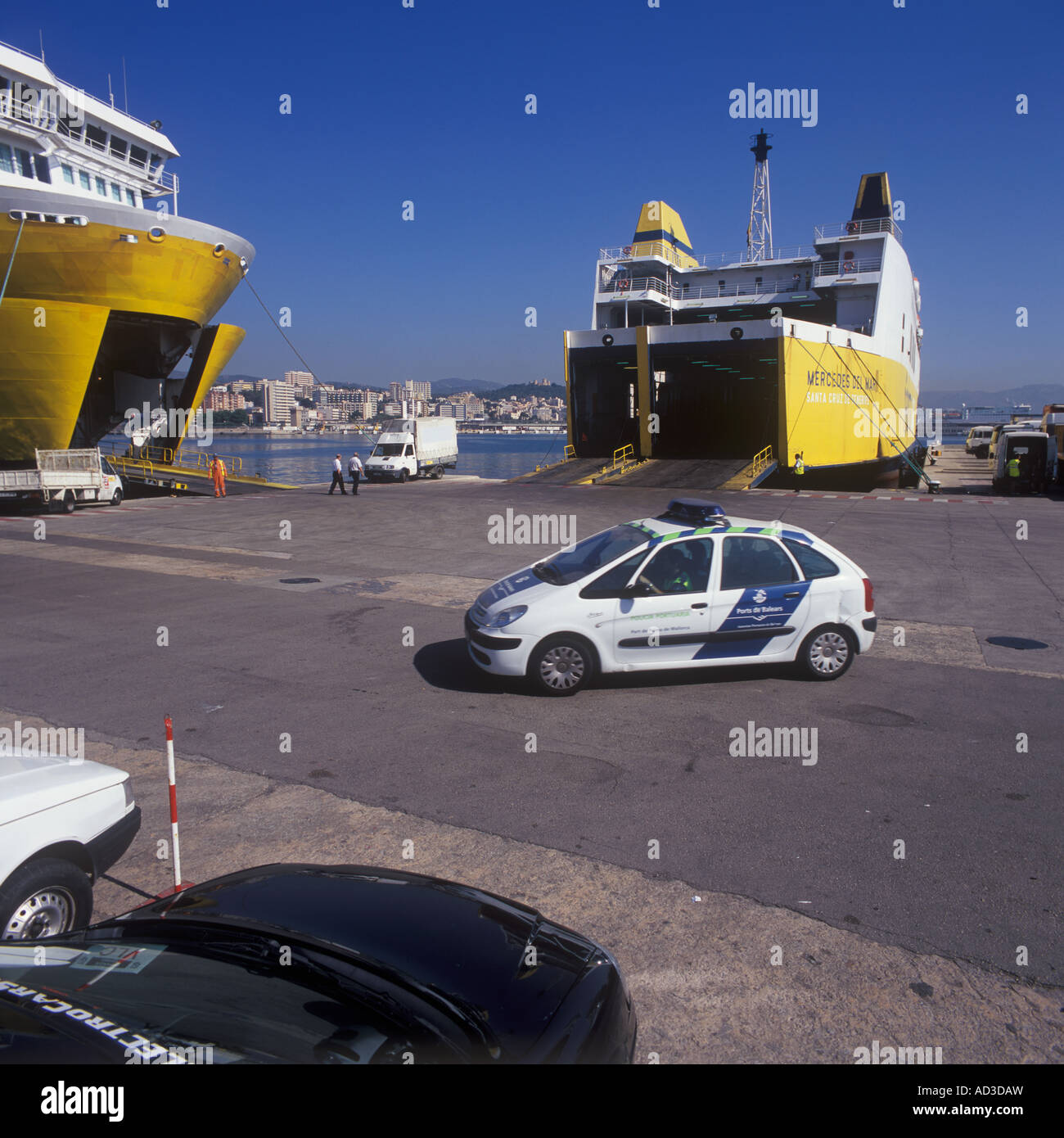 Le operazioni merci, autocarri e container essendo caricati su traghetti nel porto di Palma de Mallorca. Foto Stock