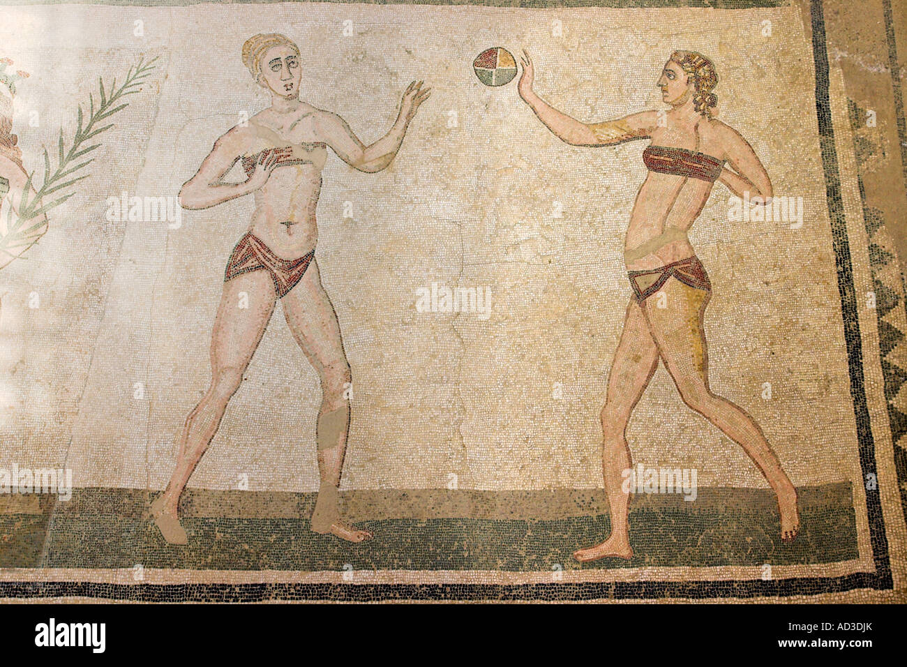 Inizio Pallavolo due giovani bikini donne rivestito di giocare a palla o prendere in questo antico mosaico romano pavimento ragazze bikini Foto Stock