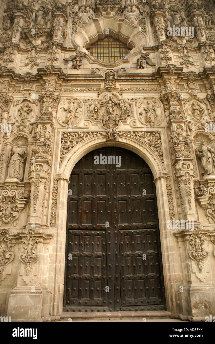 Lo stile barocco della facciata del xvii secolo Iglesia de San Francisco chiesa di Tepotzotlan, Messico Foto Stock