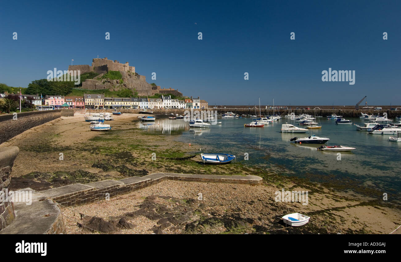 Grouville Bay e Monte Castello Orgueil Jersey Foto Stock