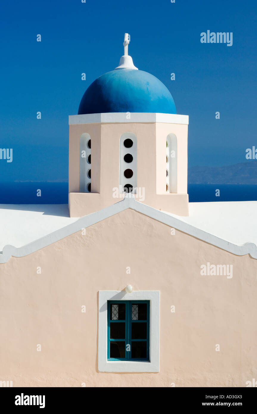 Campanile di una chiesa vicino a Fira sull isola di Santorini Thira in grecia Europa Foto Stock