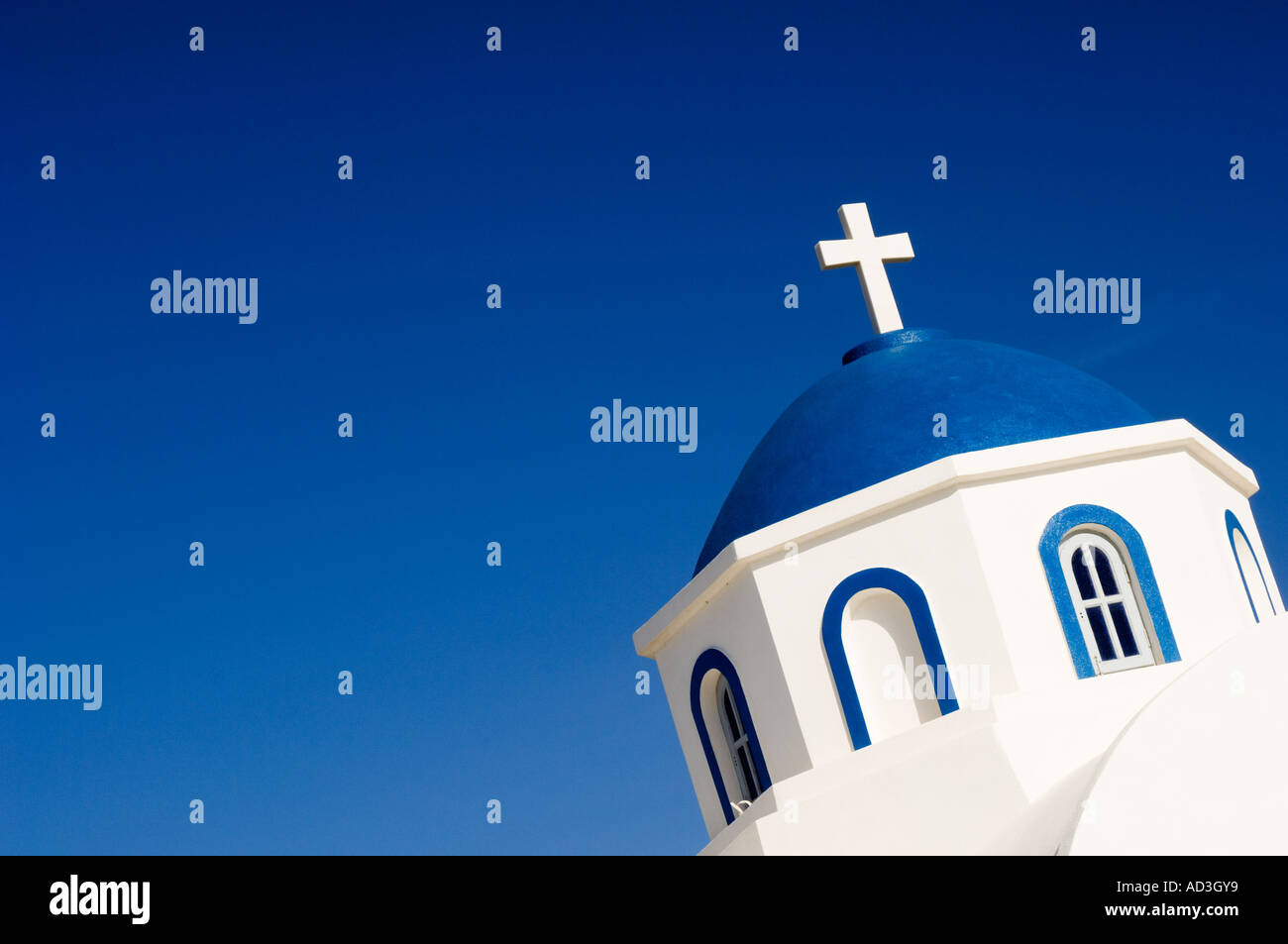 Campanile di una chiesa vicino a Fira sull isola di Santorini in Grecia Europa Foto Stock