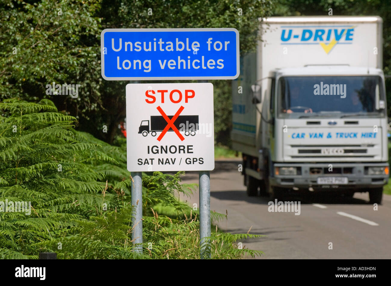 Gli abitanti di un villaggio posto un 'Ignora Sat Nav' firmare per avvertire gli autotrasportatori del percorso inadatto per i veicoli lunghi. Foto da Jim Holden. Foto Stock